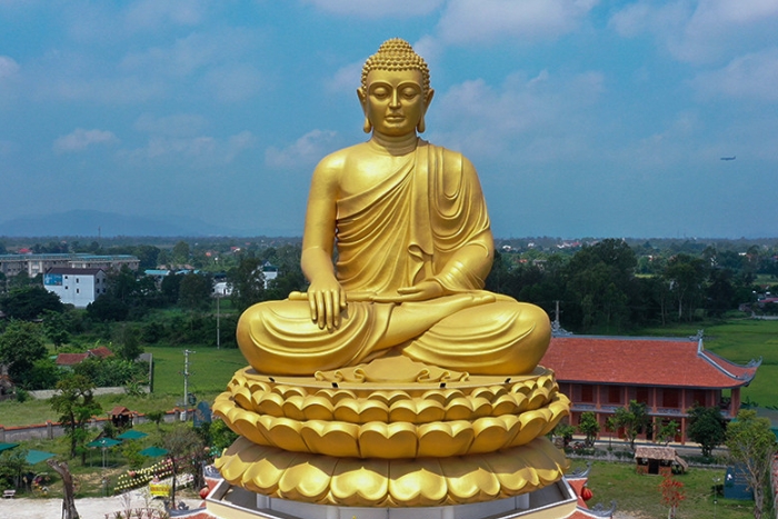 The great statue of Sakyamuni Buddha in Phuc Lac Pagoda